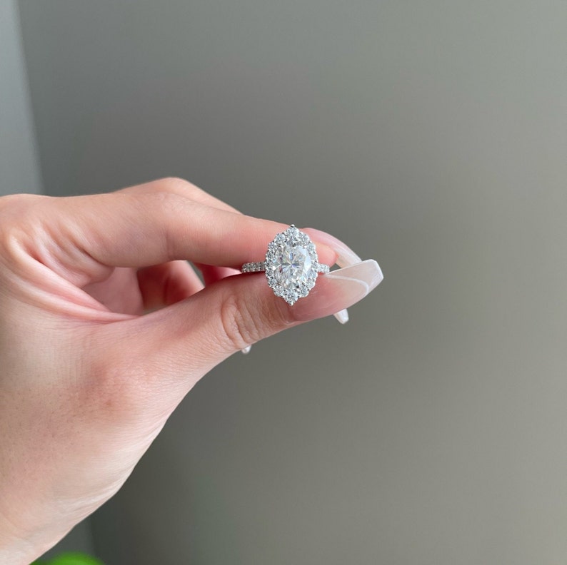Oval Diamond Vintage Halo Moissanite Engagement Ring
