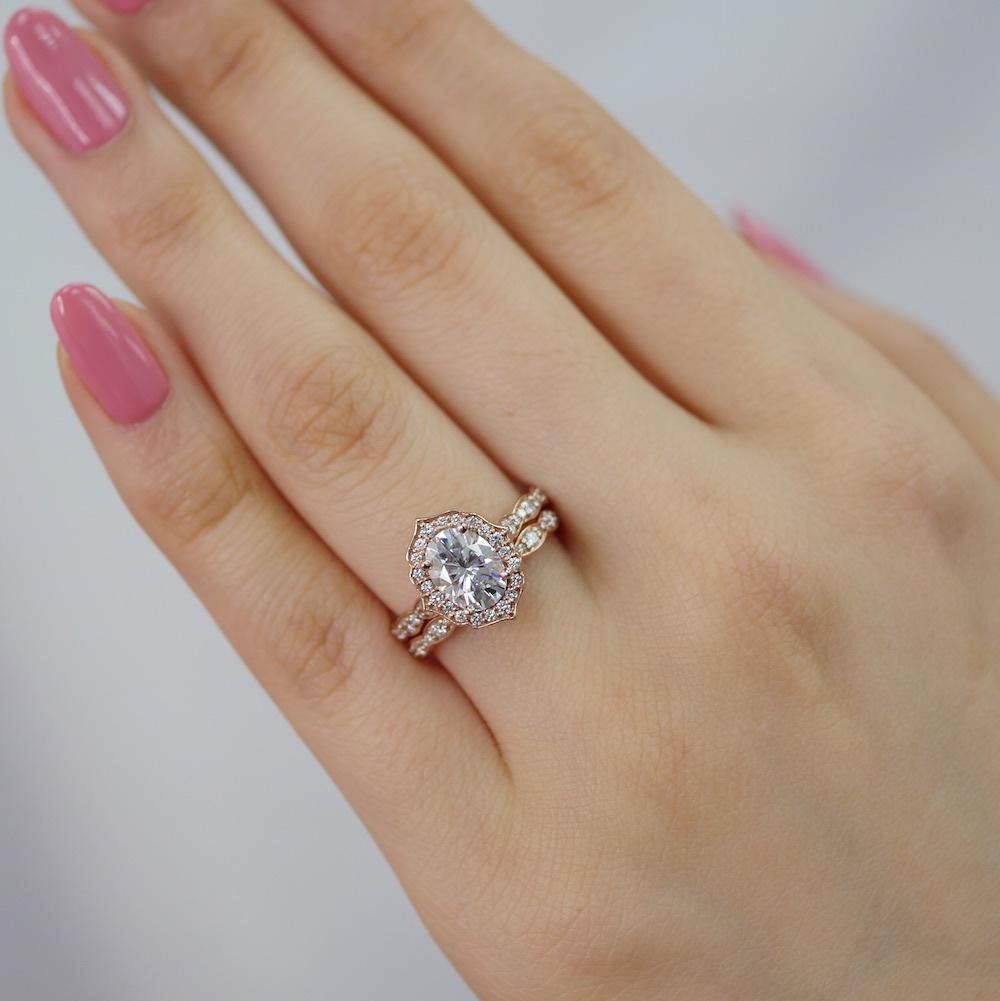Oval Vintage Floral Bridal Set With Scalloped Moissanite Band