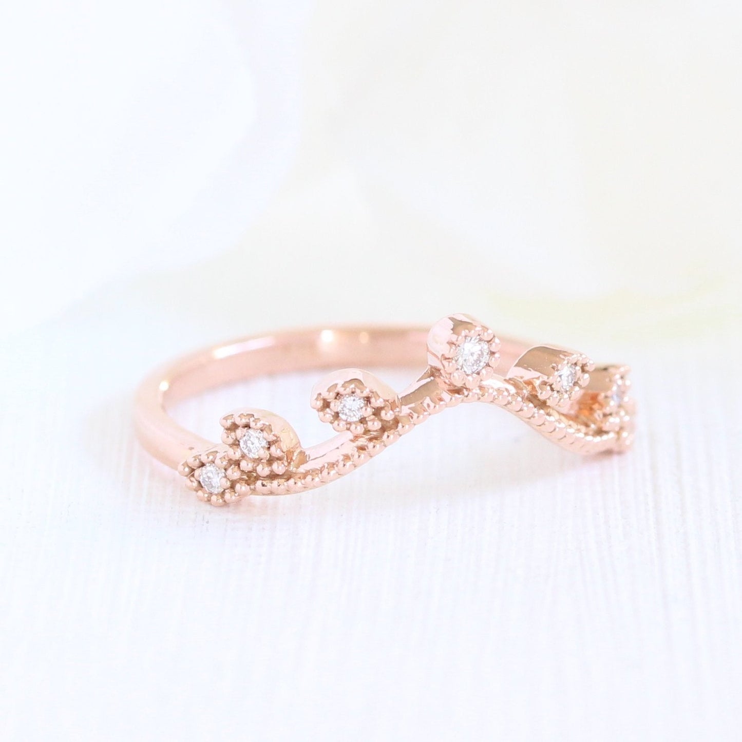Round Cut Moissanite Ring With Leaf Diamond Band