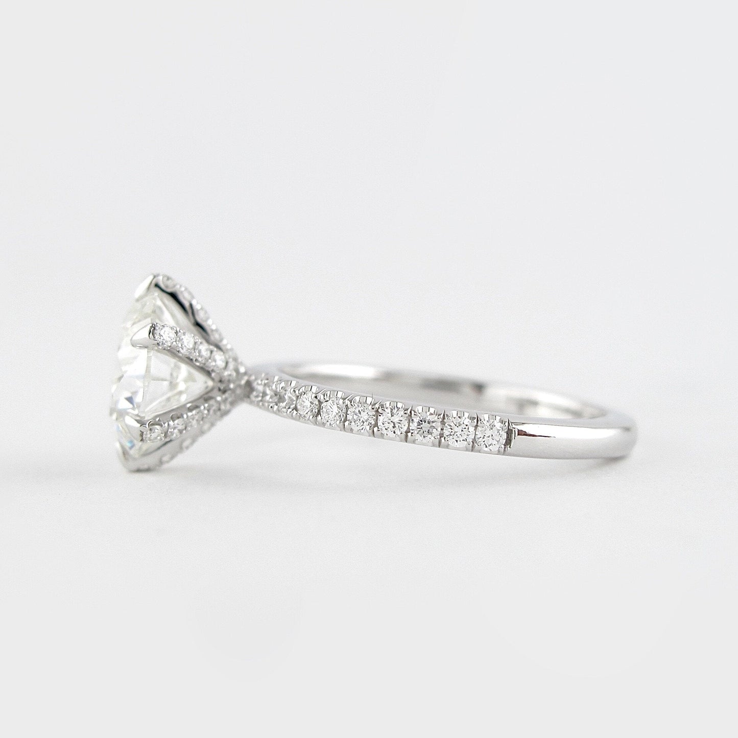 Round Cut Moissanite Engagement Ring
