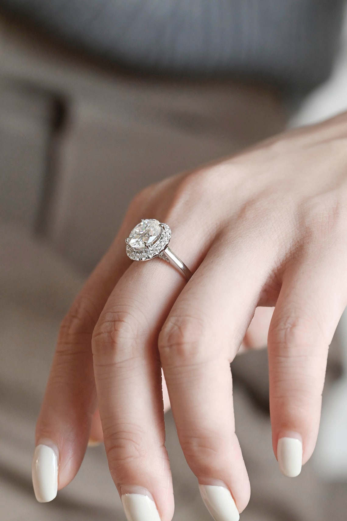 2.0 CT Oval Moissanite Halo Engagement Ring