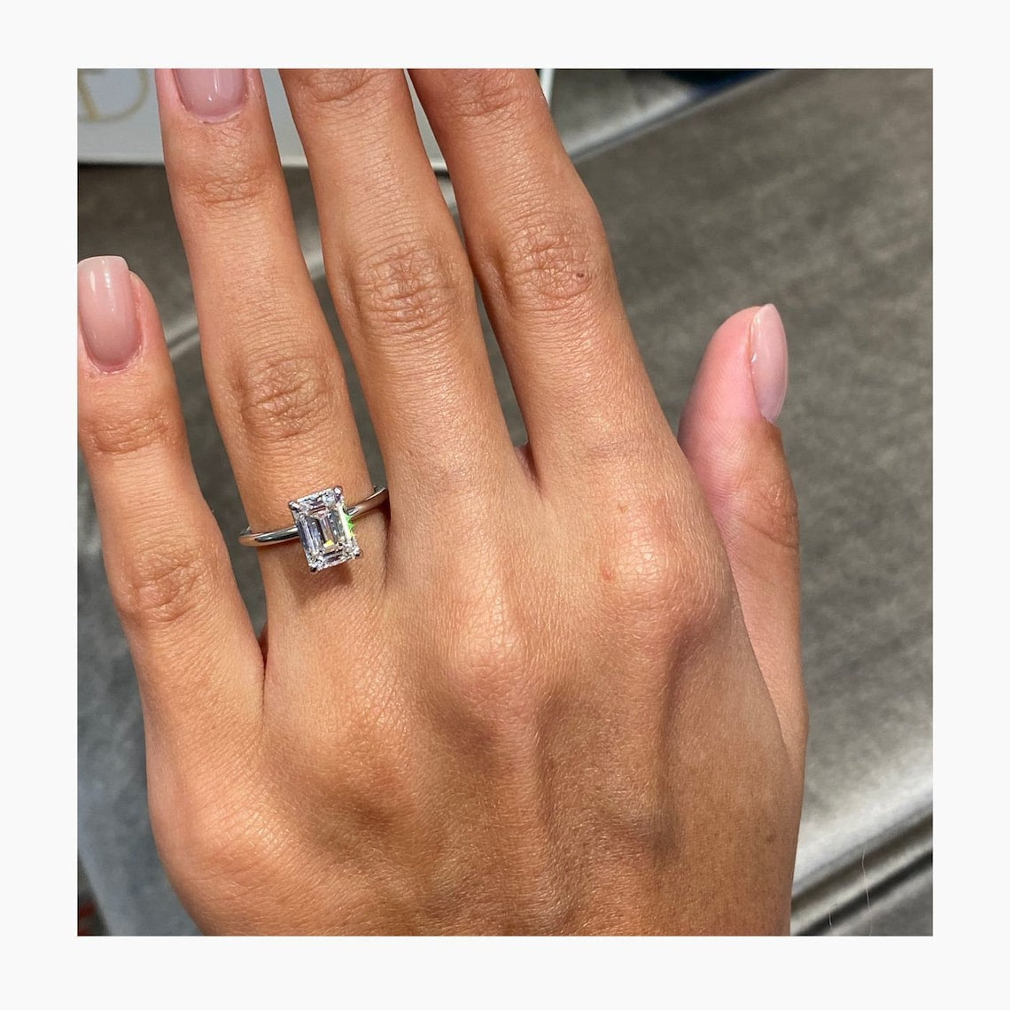 2.0 CT Emerald Moissanite Solitaire Engagement Ring