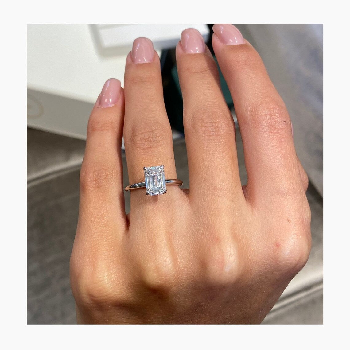 2.0 CT Emerald Moissanite Solitaire Engagement Ring