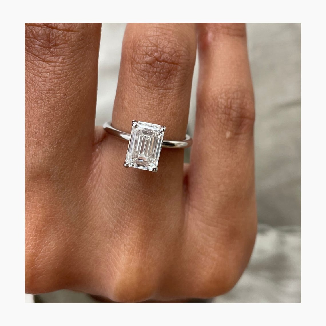2.0 CT Emerald Moissanite Solitaire Engagement Ring