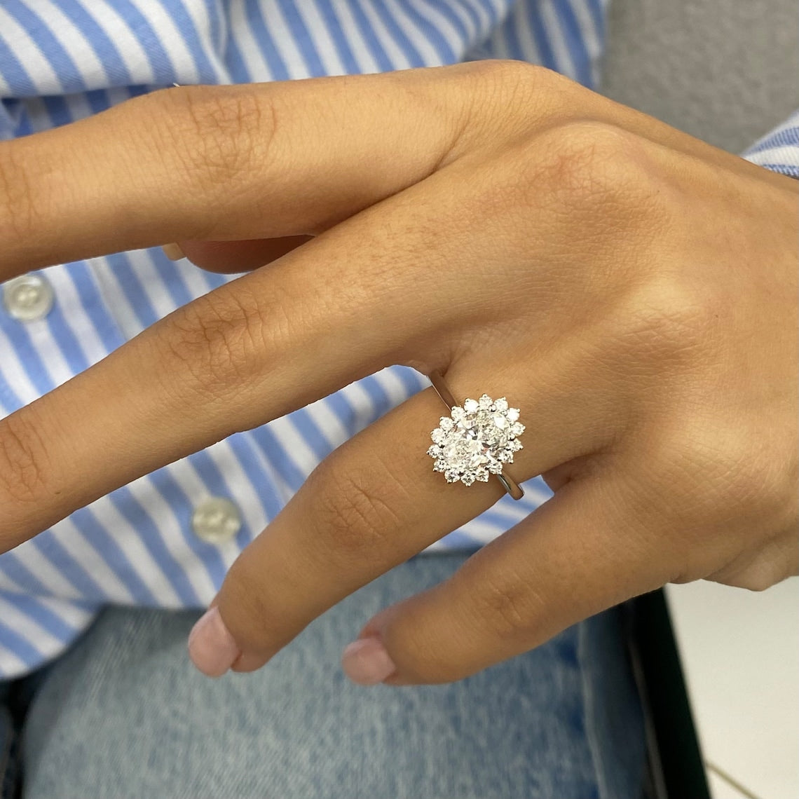 1.0 CT Oval Moissanite Halo Engagement Ring