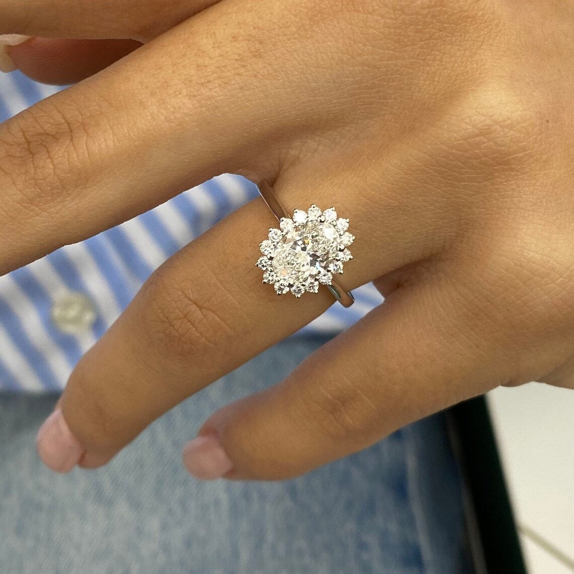 1.0 CT Oval Moissanite Halo Engagement Ring