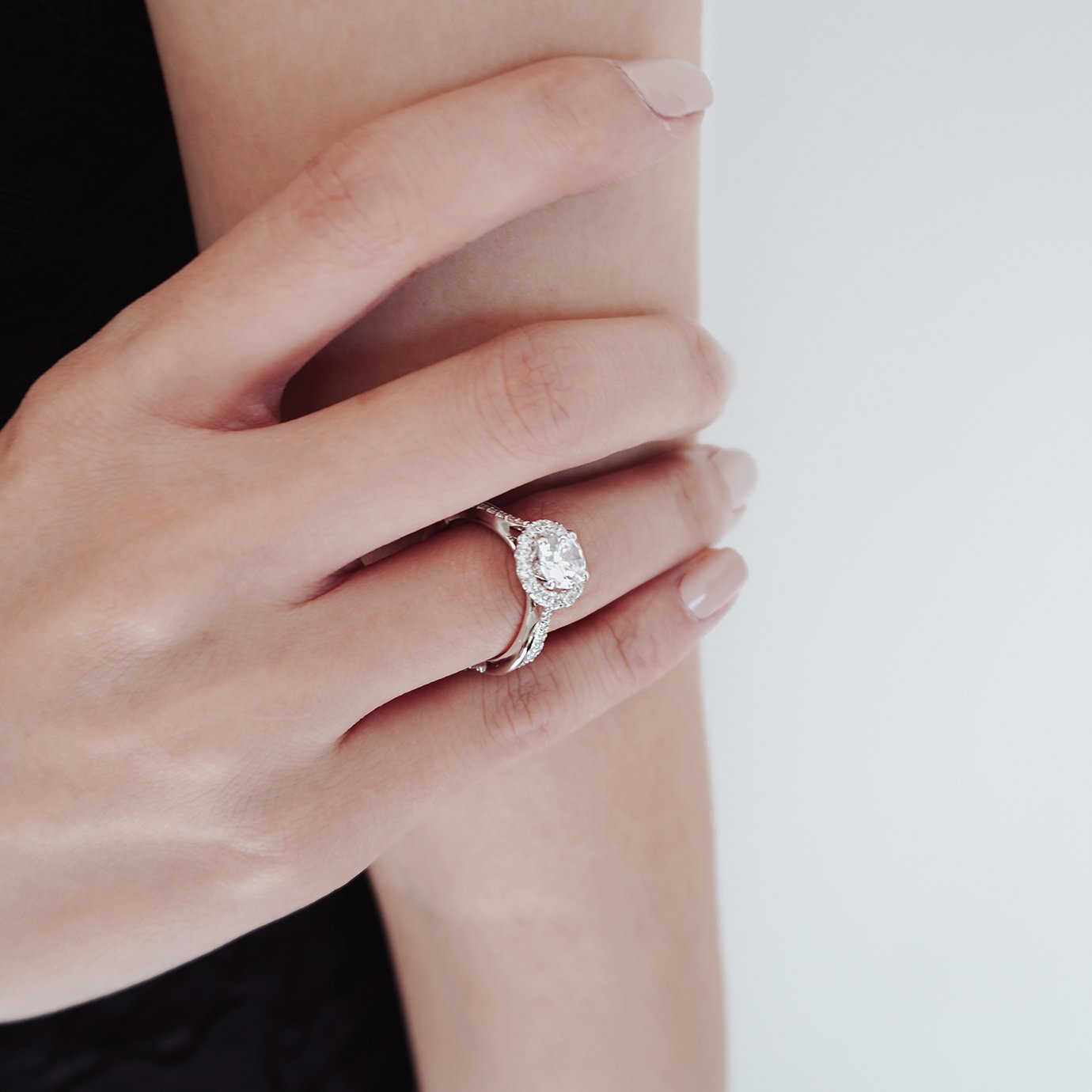 1.0 CT Round Shaped Moissanite Halo Engagement Ring