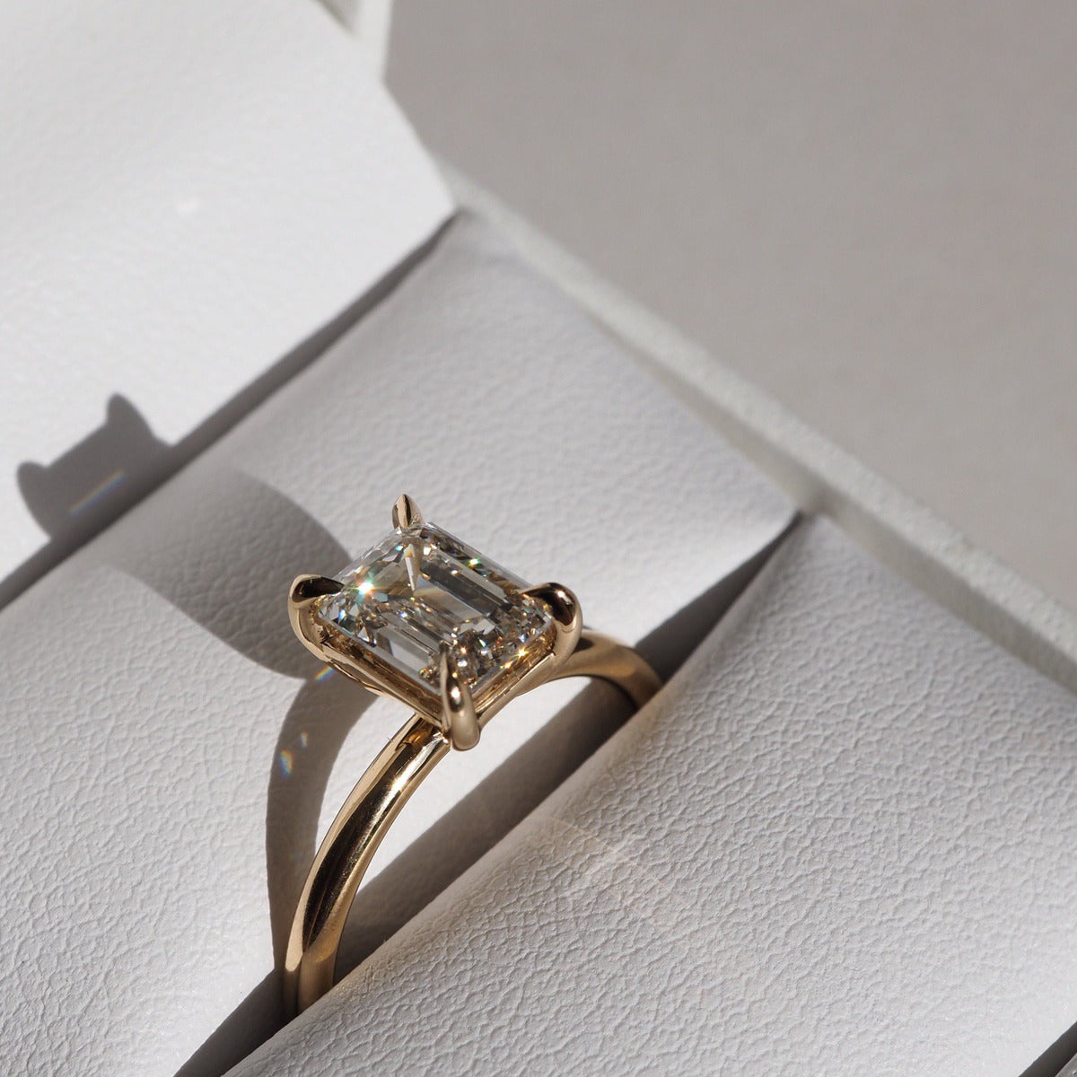 1.5 CT Emerald Moissanite Solitaire Engagement Ring