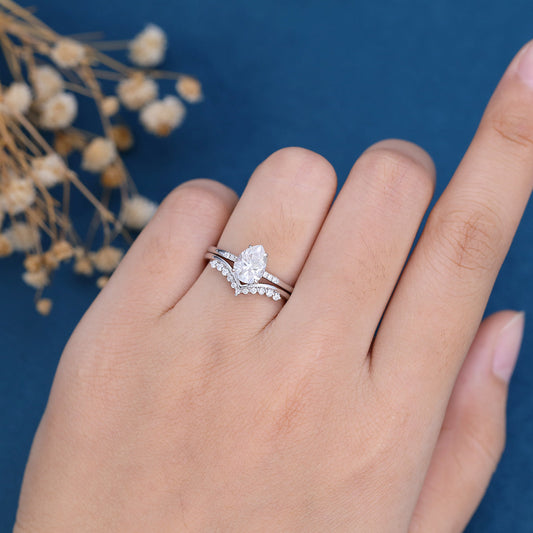 1.0 CT Pear Shaped Moissanite Solitaire Bridal Set