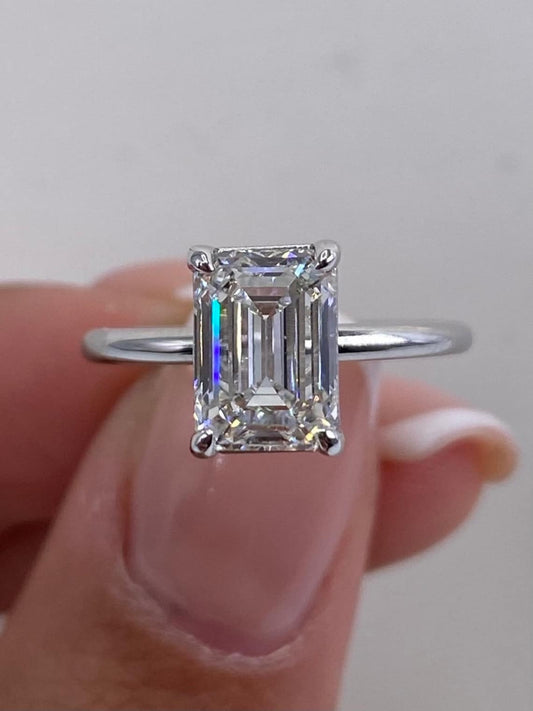 2.0 CT Emerald Moissanite Solitaire Engagement Ring